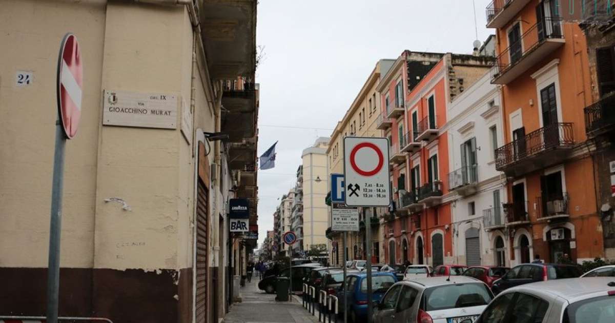 Tra edifici fascisti e case colorate, il rione Libert� che guarda al mare: senza toccarlo